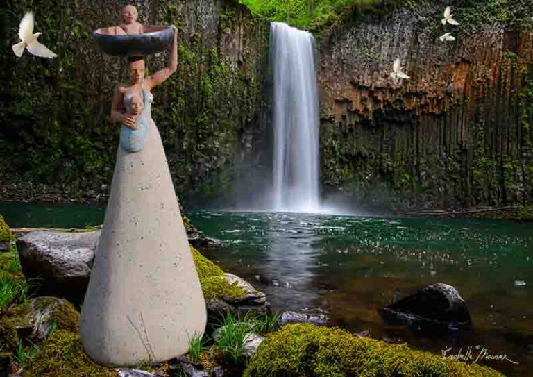 porteuse d'enfant devant une cascade basaltique par isabelle mounier