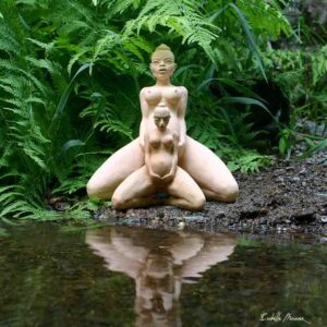 Tableau-photo "donner naissance". Composition à partir de sculptures céramiques sur le thème du Féminin Sacré par Isabelle Mounier