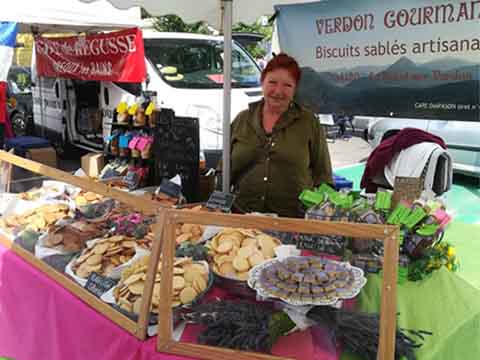 Catherine Lacroix sur un marché gourmand