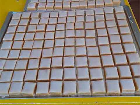 Séchage des plaques de calissons à l'atelier