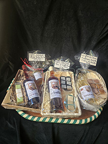 Trois corbeilles combinant liqueur ou apéritifs, miel et calissons