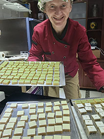 Isabelle Mounier dans son atelier de confiserie à Sarlat