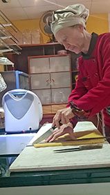 découpe des calissons artisanaux