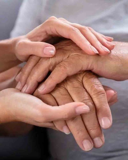 mains entrecroisées adulte et senior